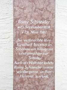 Texttafel am Romy Schneider Denkmal