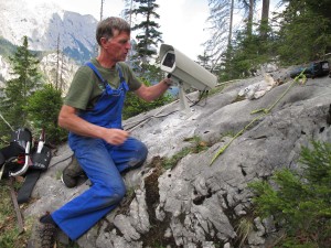 Nationalpark-Ranger Wolfgang Palzer bei der Installation der Kamera im Klausbachtal.