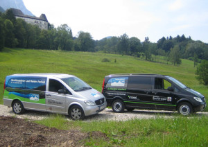 Die Wanderfestival Busse vor dem Schloss Staufeneck in Piding