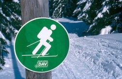 Diese Schilder markieren die ausgewiesenen Aufstiegsrouten