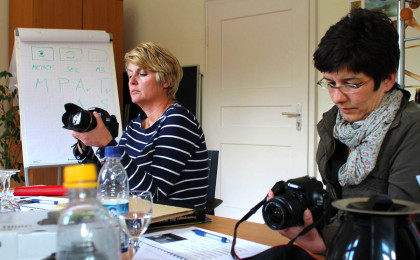 Die Presse-Damen der BGLT beim Studium einer Spiegelreflexkamera
