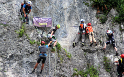 Bergführer mit Kindern im Fels