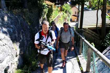 Kameramann Frank Jordan und die Wanderer beim Aufstieg auf die Soleleitung