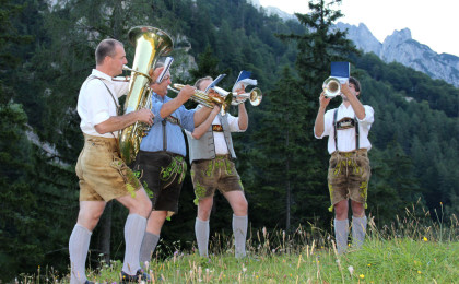 Musikanten bei der Bergmesse auf der Bindalm