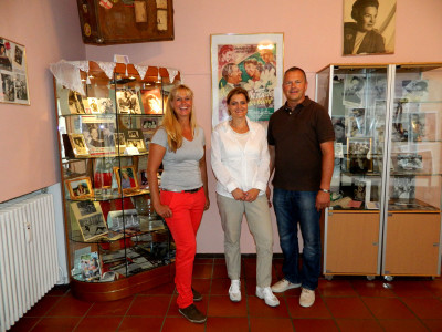 Martina (l.) und Hans Klegraefe mit Romy Schneiders Nichte Patrizia Albach in der Ausstellung.