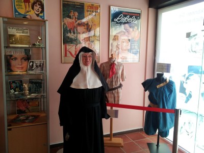 Schwester Bernadette vor den Kostümen