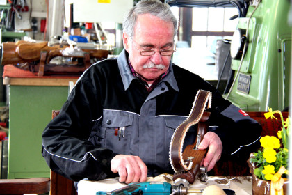 Böllermacher Richard Stangassinger bei der Reparatur eines Handböllers