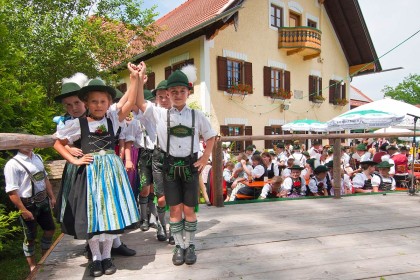  die Teisendorfer Trachtenkinder bei ihrem Auftritt am Weißbierfest