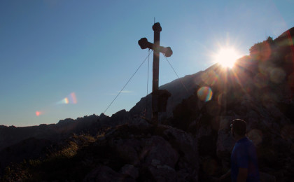 Gipfelkreuz Brettgabel bei Sonnenaufgang