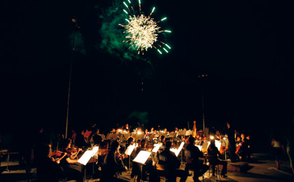 Orchester unterm Feuerwerk