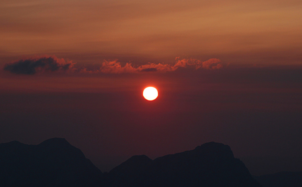 Eine rote Sonne am Untersberg