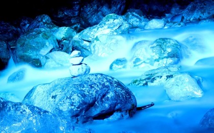 Blaue beleuchtete Steindaube im Zauberwald
