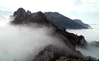 Das Lattengebirge im Nebel