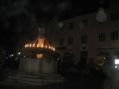 Der Marktbrunnen, noch im Dunkeln