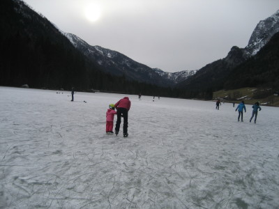 Schlittschuhlaufen am zugefrorenen Hintersee