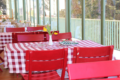 Frisch und einladend präsentiert sich die Terrasse des Bergrestaurants