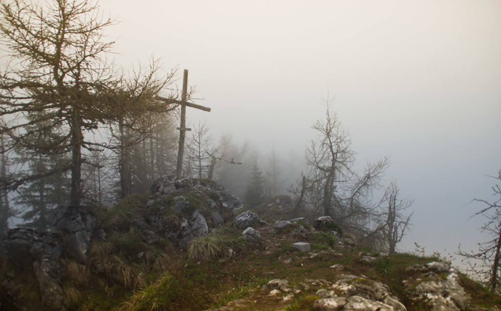 Gipfelkreuz am Karspitz im Nebel