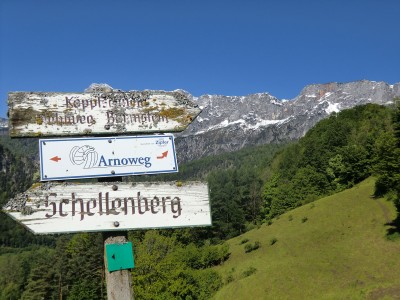 Untersberg mit Wegweisern im Vordergrund