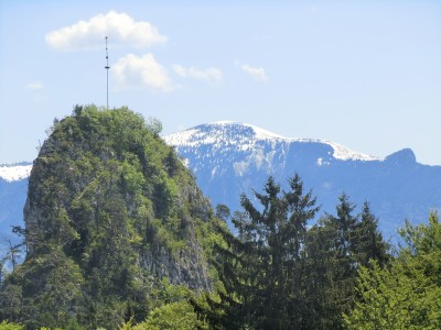 der kleine Barmstein mit Maibaum auf dem Gipfel