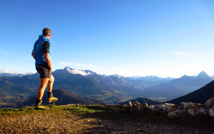 Wanderführer Eddy Balduin genießt den Ausblick auf die Berchtesgadener Berge