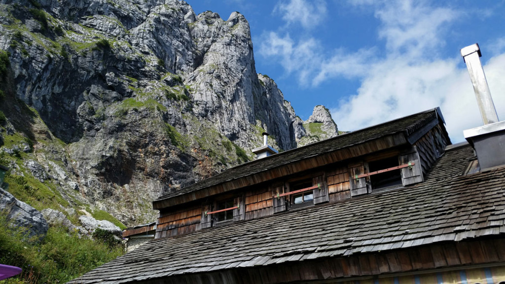 Steile Felswände hinter der Toni-Lenz-Hütte