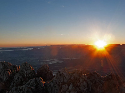 Die Sonne erscheint über den Salzburger Bergen
