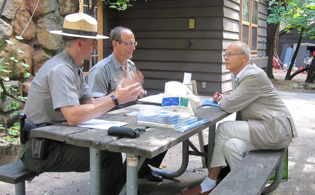 Dr. Michael Vogel, Leiter des Nationalparks Berchtesgaden (r.), besprach bei seinem Besuch in den USA die künftige Zusammenarbeit beider Schutzgebiete mit den Führungskräften des Yosemite Nationalparks Michael Stansberry (l.) und Scott Gediman (Mitte). 