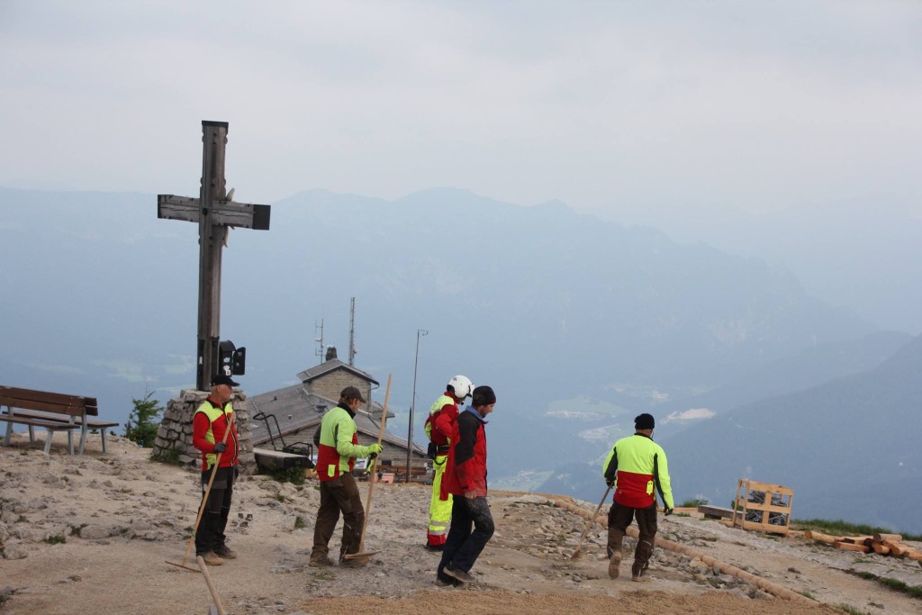 Die Arbeiter am Gipfelkreuz des Kehlstein