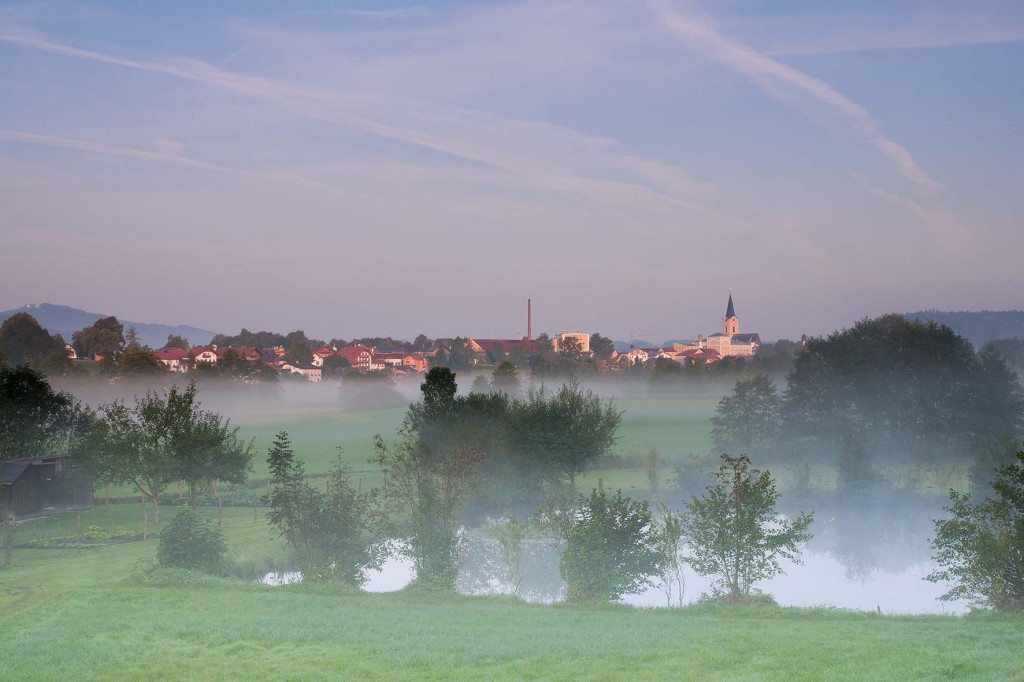 Nebelstimmung um Teisendorf mit dem Pfarrer-Weiher im Vordergrund bei Sonnenaufgang  (c) roha-fotothek
