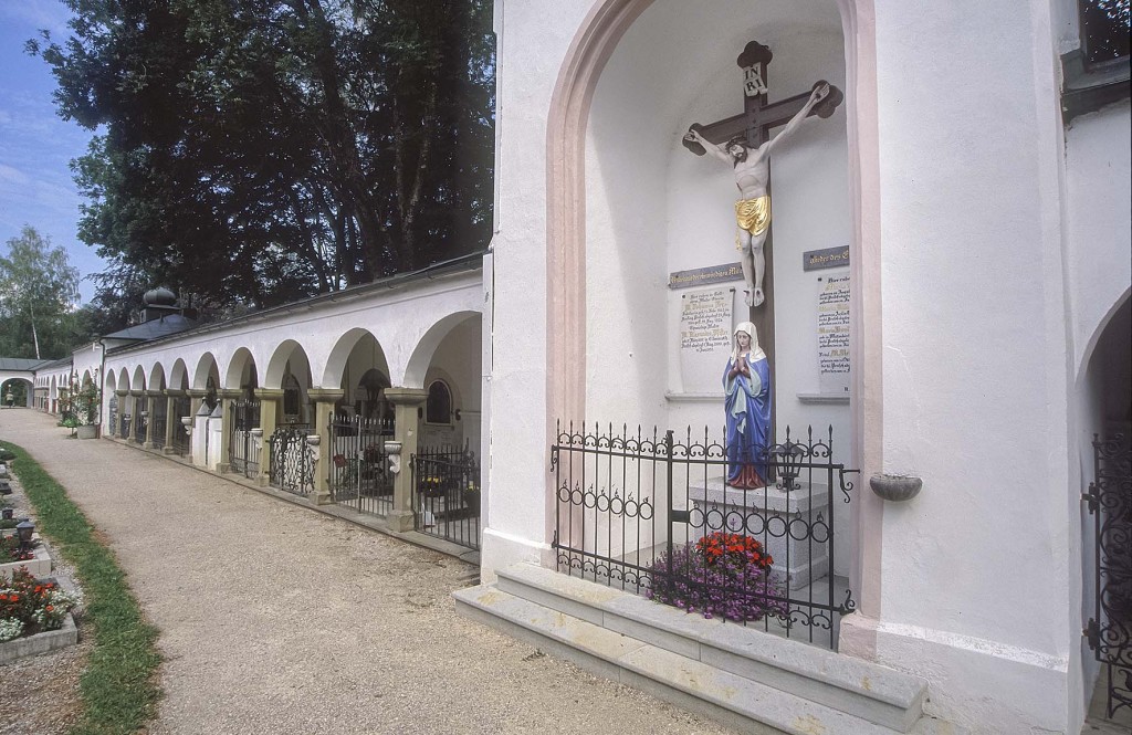 Friedhof in Teisendorf unweit der Kirche St. Andreas, Rupertiwinkel, Berchtesgadener Land, Oberbayern, Bayern,