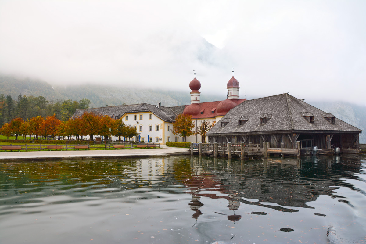 Mystische Stimmung: Herbst auf St. Bartholomä am Königssee