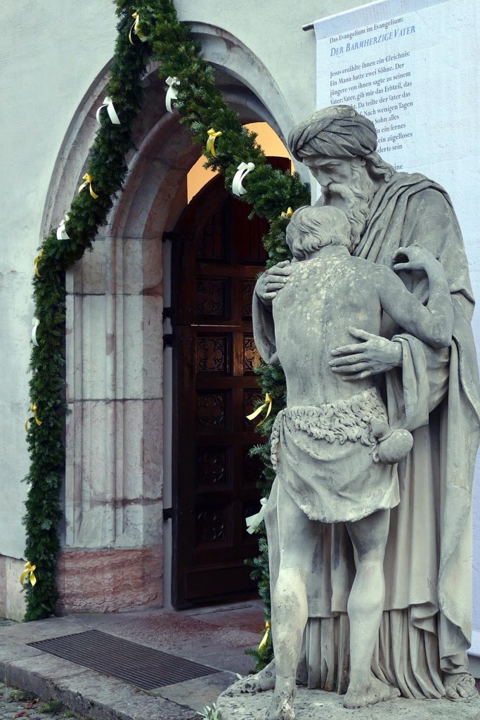 Statue des Barmherzigen Vaters an der Stiftskirche Berchtesgaden