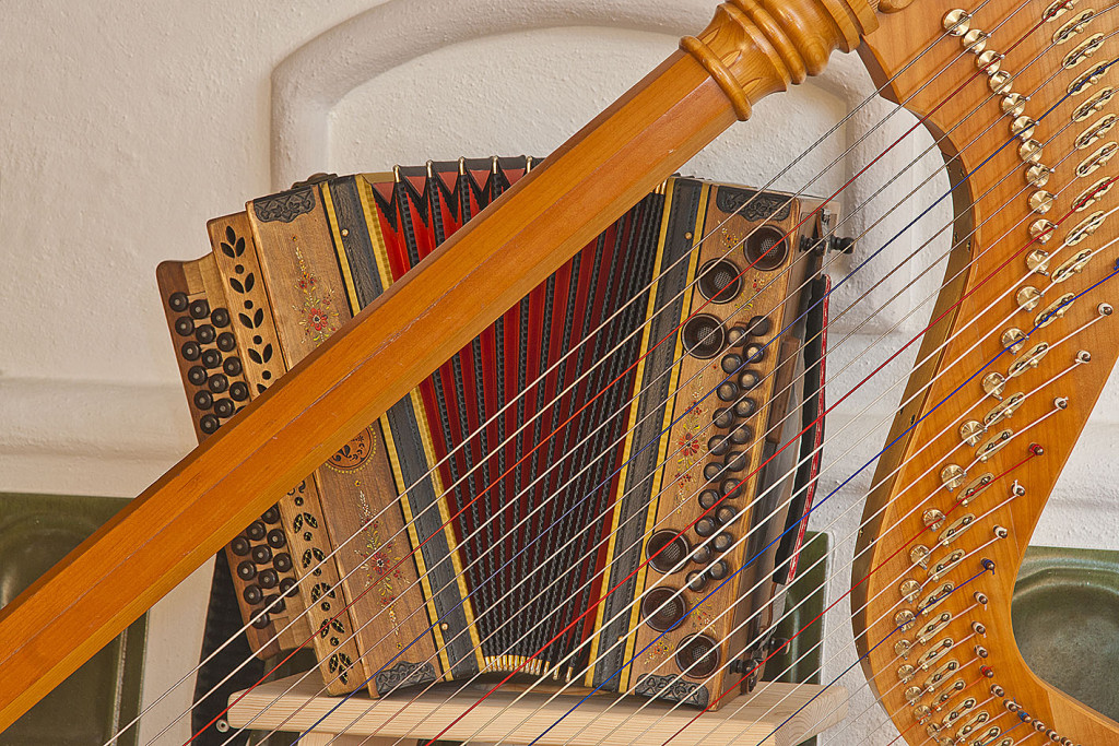 die Harfe und die Ziach (Harmonika), sehr typische und beliebte Musikinstrumente der Volksmusik im bayer- österreichischen Raum, findet Verwendung als Solo- und Gruppeninstrument