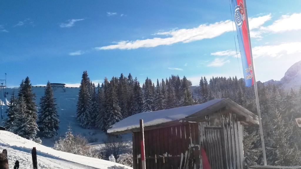 Skihütte in der Sonne