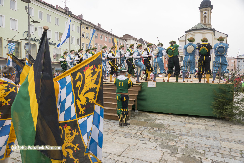 der Schwertertanz auf dem Stadtplatz von Traunstein - alljährlich am Ostermontag
