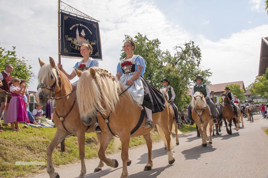 Reiter und Reiterinnen auf traditionell geschmücktem Pferd beim traditionellen Leonhardiritt in Holzhausen - Teisendorf, Oberbayern, der Umritt ist erstmals urkundlich erwähnt 1612, dabei werden die wunderschön herausgeputzten Pferde gesegnet, Deutschland