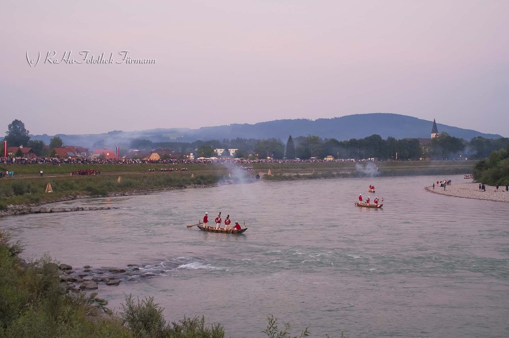 der"Sunnawendhansl" für das Sonnwendfeuer in Laufen a.d. Salzach, auf dem Fluss schwimmen an die 3000 brennende Kerzen und kleine Feuer brennen am Ufer von Obersdorf, grenzüberschreitend Österreich und Bayern