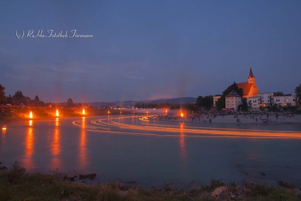 der"Sunnawendhansl" für das Sonnwendfeuer in Laufen a.d. Salzach, auf dem Fluss schwimmen an die 3000 brennende Kerzen und kleine Feuer brennen am Ufer von Obersdorf, grenzüberschreitend Österreich und Bayern