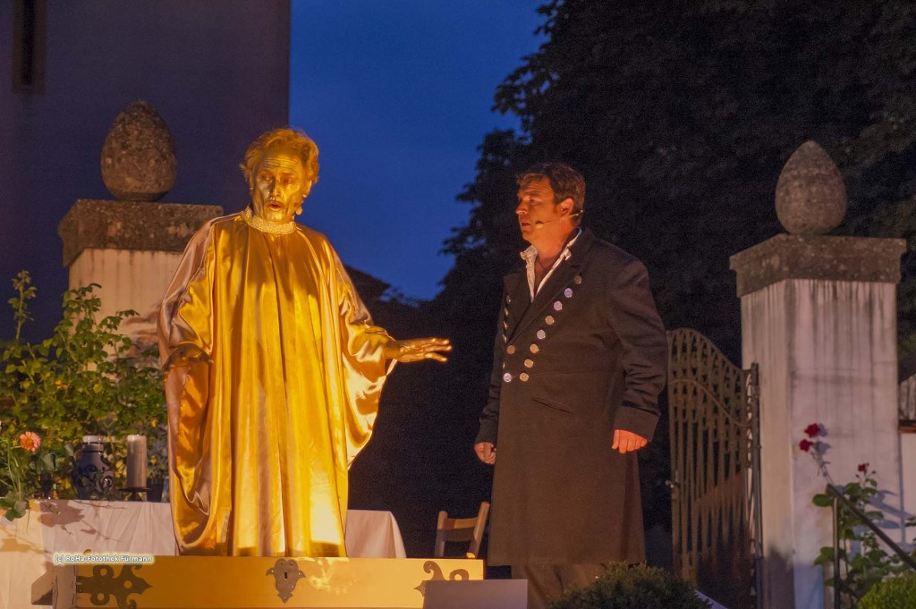 Jedermann - das Spiel um das Sterben des Reichen Mannes - die Theater ist in der bayerischen Fassung aufgeführt in Saaldorf auf der Freilichtbühne vor der Pfarrkirche St. Martin