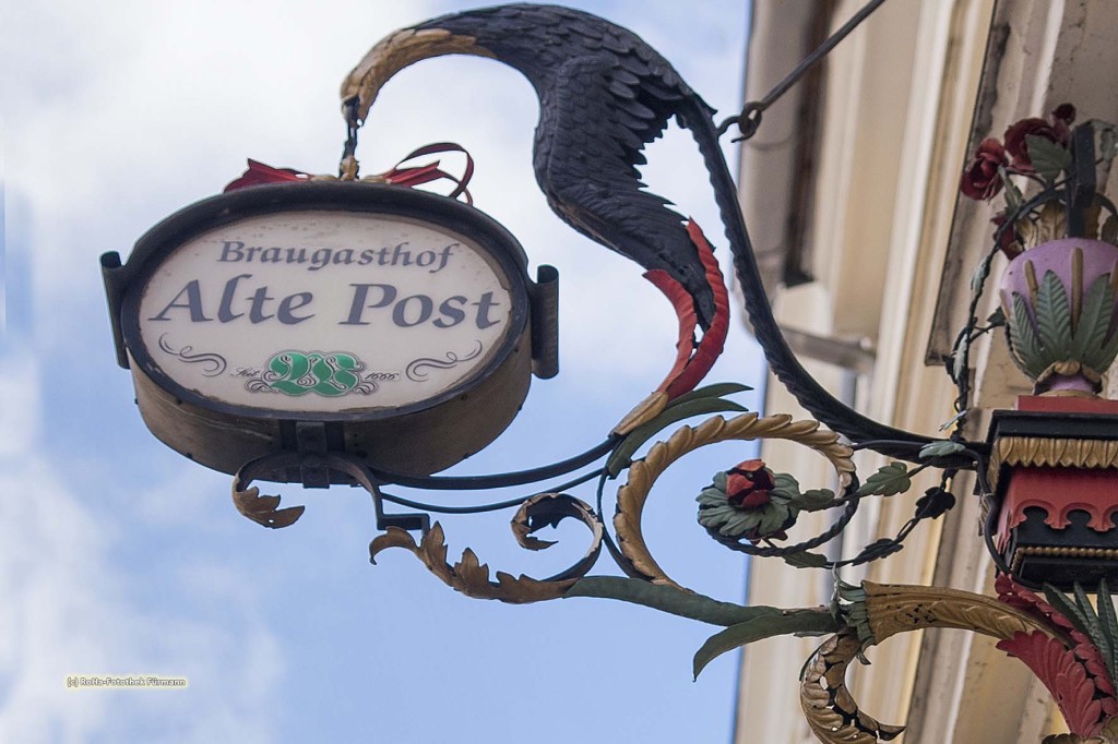 herrlicher Ausleger - Zunftzeichen - in der Marktstraße in Teisendorf, der Ausleger des Gasthofes Alte Post