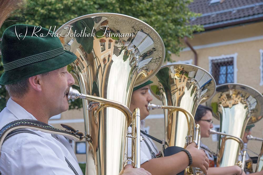 Standkonzert der Musikkapelle Anger-Höglwörth auf dem Dorfplatz von Anger