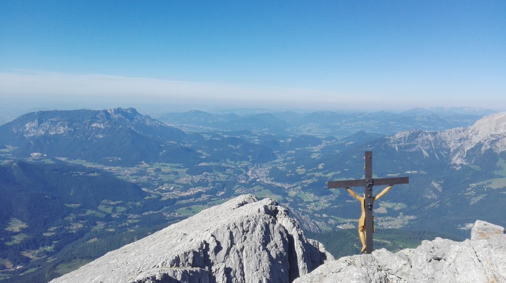 Blick über das Gipfelkreuz runter nach Berchtesgaden