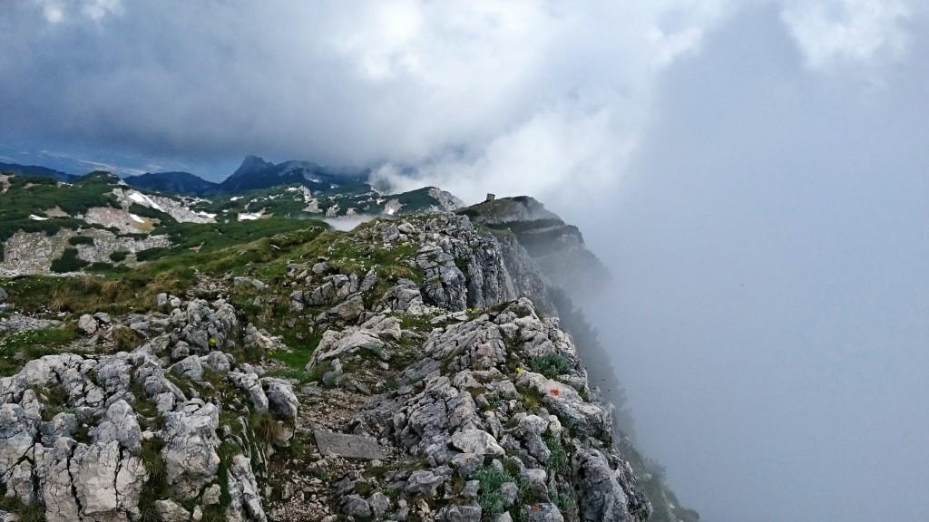 Eine einzigartige Atmosphäre: Rechts die Ausstiegsstelle des Klettersteigs mit den aufziehenden Nebelschwaden