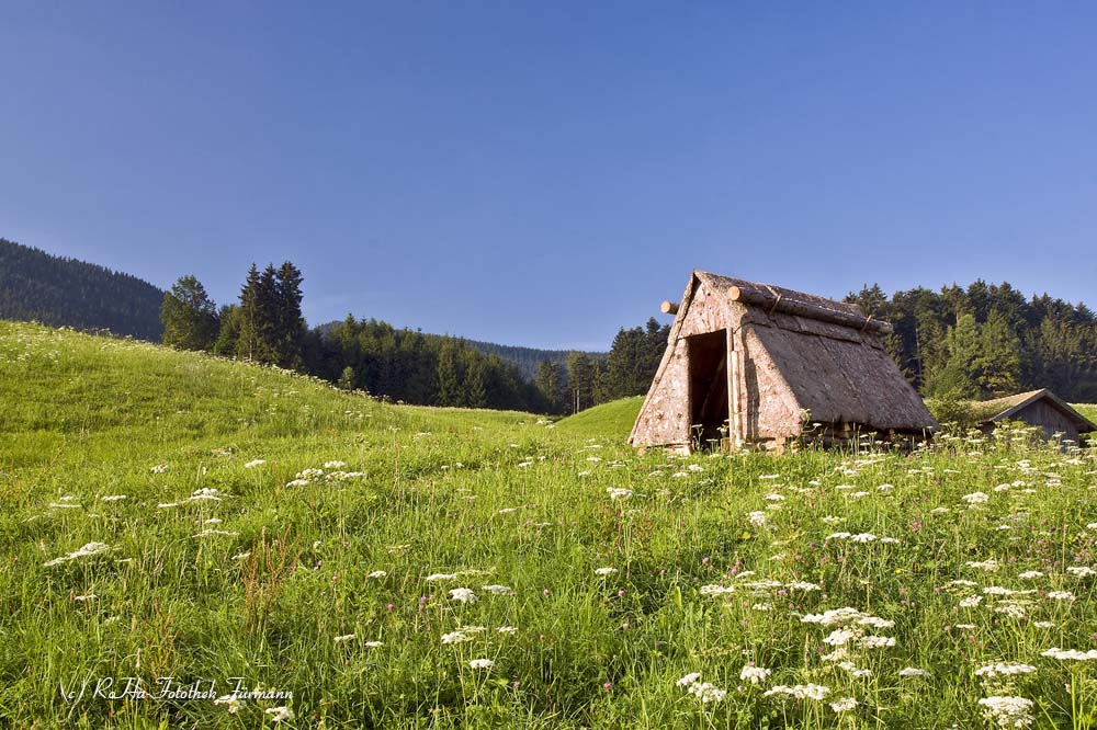 die Rindenhütte der Köhler in Neukirchen in der Gemeinde Teisendorf, Berchtesgadener Land, Oberbayern, Deutschland