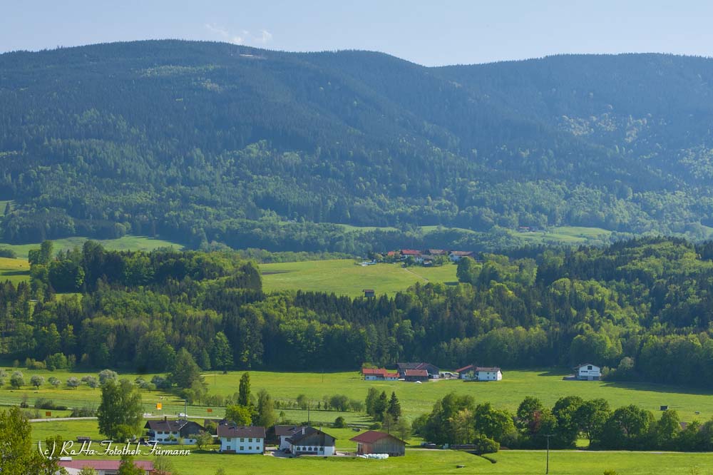 Teisendorf aus Nord-West im Panorama mit Untersberg, Fuderheuberg, Hochstaufen und Teisenberg, Berchtesgadener Land, Bayern, Deutschland