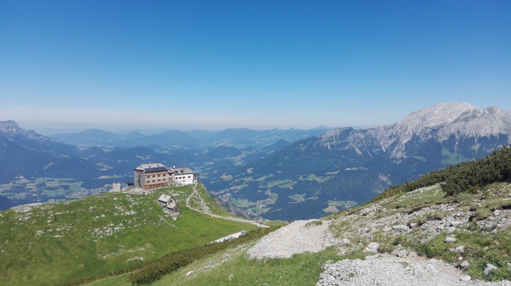 Rückblick zum Watzmannhaus, das hoch über dem Berchtesgadener Talkessel thront