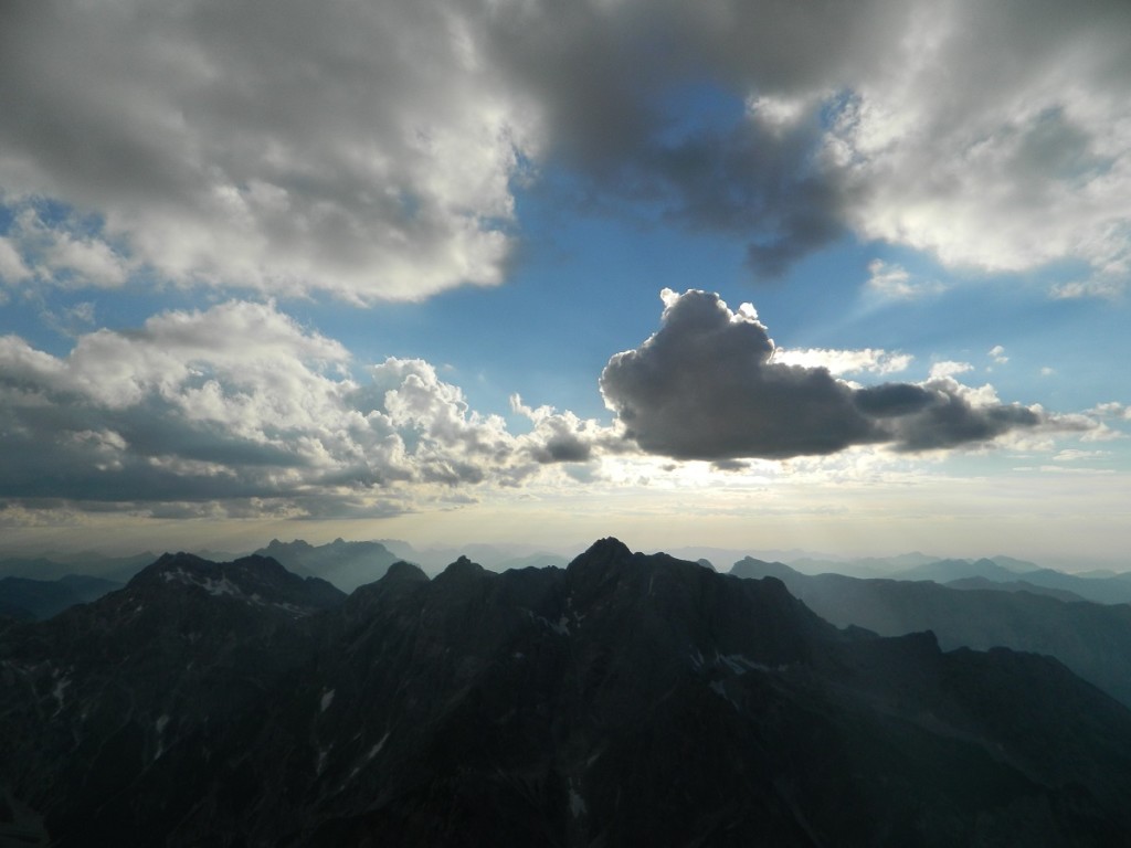 Einige dunkle Wolkenfetzen schafften es über den Hochkalter ins Berchtesgadener Land