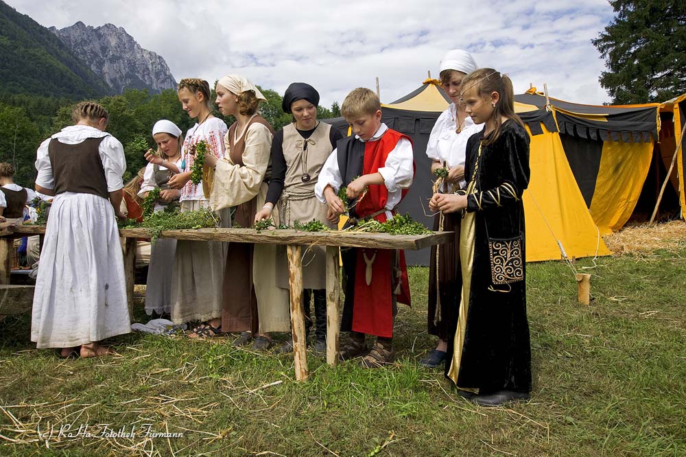 das mittelalterliche Fest am Fuße von Schloss Staufeneck in Piding, Bayern, Deutschland