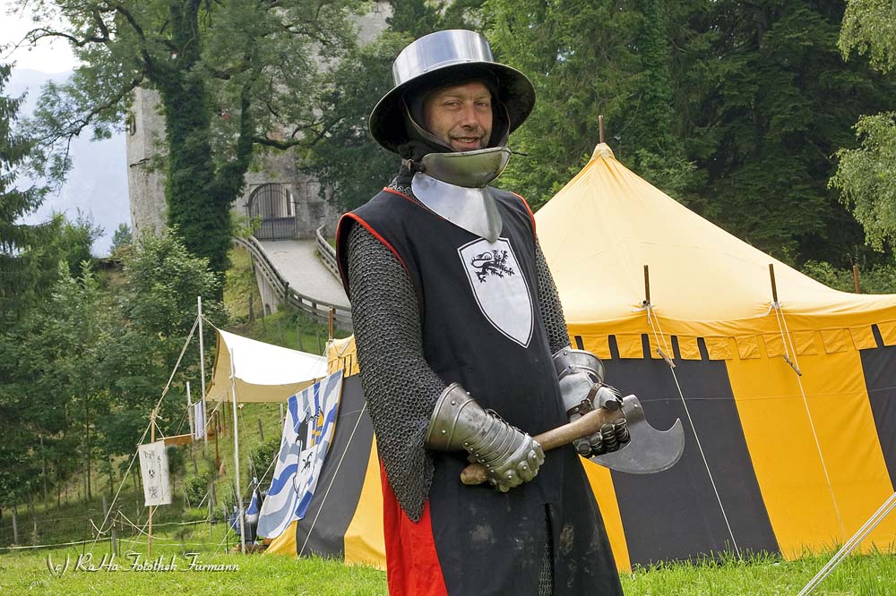 Ritter beim mittelalterlichen Fest am Fuße von Schloss Staufeneck in Piding, Bayern, Deutschland