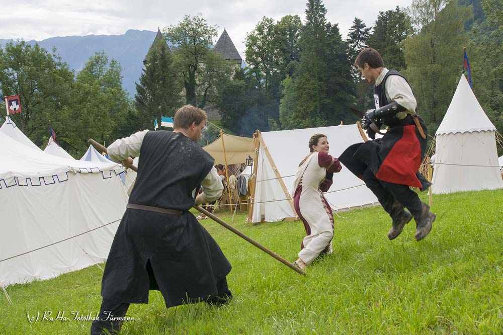 ritterlicher Kampf - das mittelalterliche Fest am Fuße von Schloss Staufeneck in Piding, Bayern, Deutschland